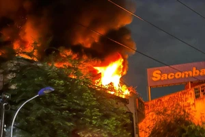 Cháy lớn căn nhà ba tầng ở quận 6 