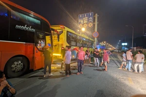 CSGT TP.HCM phát hiện xe khách chở gấp 10 lần danh sách hành khách