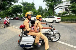 CSGT phát hiện, đưa bé gái 6 tuổi đi lạc về với gia đình