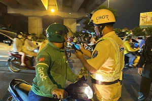 Bị CSGT Hàng Xanh phát hiện có nồng độ cồn, người vi phạm nói ‘đô 10 lon dễ gì say’