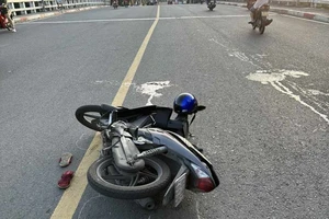 1 phụ nữ 68 tuổi bị tông khi đi bộ sang đường 