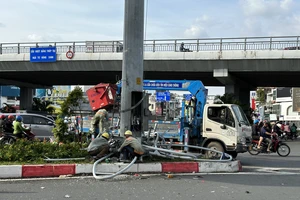 Rơi giàn đèn chiếu sáng ở ngã tư Hàng Xanh, một công nhân bị thương