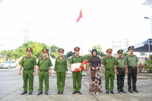 Quận 8: Khen thưởng lực lượng triệt phá đường dây buôn lậu hàng chục ngàn Iphone