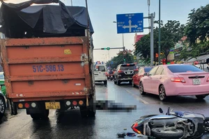 Va chạm với xe tải trên đường Phạm Văn Đồng, 1 người tử vong 