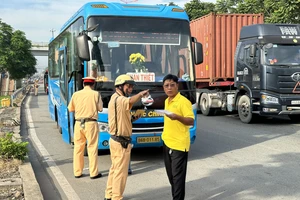 Ngày đầu ra quân kiểm soát Quốc lộ 1 ở TP.HCM: Hàng loạt vi phạm bị xử lý