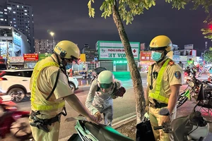 Nhiều người bỏ luôn xe máy khi bị phát hiện vi phạm nồng độ cồn