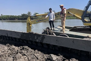 Đang nạo vét sông lấy đất đi bán thì bị Cảnh sát đường thủy bắt quả tang
