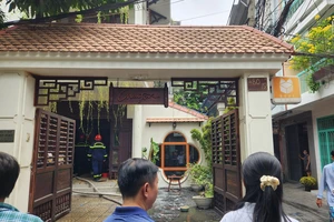 Khách đang uống cà phê bỏ chạy khi quán bốc cháy