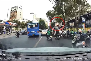 Camera ghi cảnh xe buýt lấn làn ở trung tâm TP.HCM