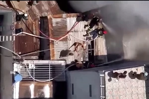 TP.HCM: Một căn nhà cháy dữ dội giữa trưa 