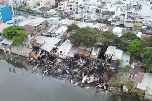 Vụ cháy ven kênh ở quận 8: Cháy 2 căn nhà và một bãi chứa gỗ