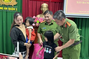 Tung hơn 200 cảnh sát truy tìm 2 cháu bé mất tích ở phố đi bộ Nguyễn Huệ