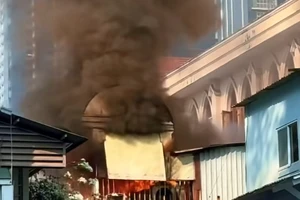 Cháy lớn căn nhà dưới chân cầu Ba Son, quận 1