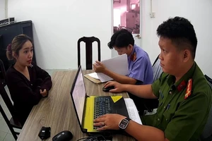 Phá đường dây tội phạm dùng sim rác, thanh toán không chạm chiếm đoạt tài sản