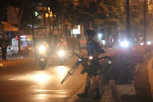 Đang đi xe đạp trong làn ô tô thì vác xe bỏ chạy khi thấy CSGT