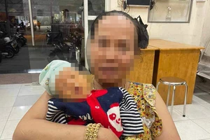 1 bé trai khoảng 10 ngày tuổi bị bỏ rơi ở bến xe Miền Đông