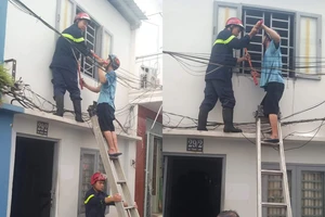 Bình Thạnh: Nghi người tâm thần đốt nhà rồi cố thủ