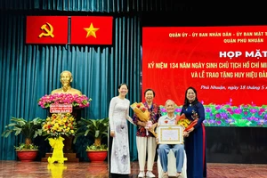 Quận Phú Nhuận trao huy hiệu Đảng cho 119 Đảng viên cao tuổi