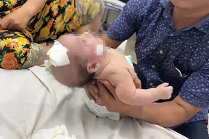 Người nhà tố bác sĩ tự xưng làm ở Bệnh viện Nhi đồng 2 liên quan bé 9 tháng tuổi chết, bác sĩ nói gì? 