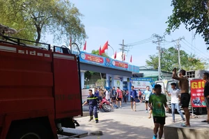 Cháy cạnh Đại học Thể dục thể thao TP.HCM, sinh viên tháo chạy