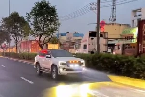 CSGT phạt người lái xe bán tải có dàn đèn 'như sân khấu' 