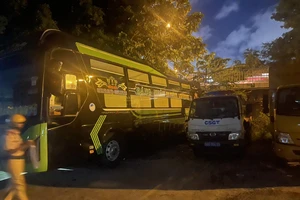 Hàng loạt xe giường nằm chạy vào khu vực cấm quanh bến xe Miền Đông cũ