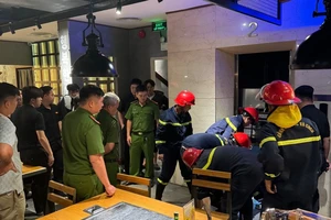 9 người mắc kẹt trong thang máy tại một nhà hàng ở TP.HCM