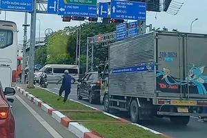 Phạt tài xế xe tải cầm tuýp sắt ‘nói chuyện’ với tài xế ô tô con vì không nhường đường