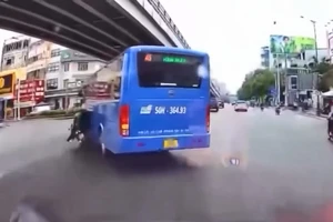 Clip ghi cảnh xe buýt rẽ ẩu, gây tai nạn ở vòng xoay Lăng Cha Cả