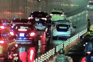 Cháy ô tô trong hầm Thủ Thiêm, kẹt xe kéo dài