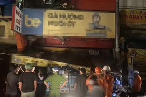 5 người thoát khỏi căn nhà bốc cháy ở TP.HCM