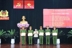 Khen thưởng nóng lực lượng phá đường dây mua bán ma túy xuyên quốc gia