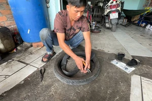 Vụ phá xe trên Quốc lộ: Công an TP Thủ Đức tìm người bị hại bị tiệm dưới chân cầu vượt Gò Dưa phá xe