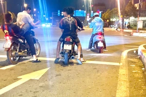 4 thanh niên tụ tập lạng lách, bốc đầu xe trên đường Phạm Văn Đồng