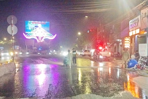 Nhiều người đi đường té ngã vì vệt nhớt kéo dài trên Quốc lộ 1