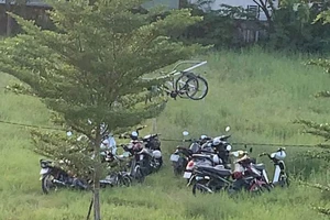 Nhà trường nói gì về việc học sinh giành chỗ để xe của giáo viên? 