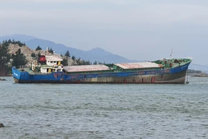 Tàu hàng mắc cạn ở biển Dung Quất