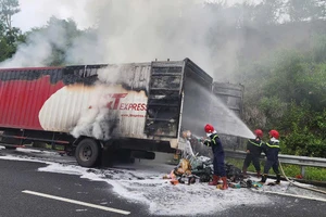 Xe chở bưu phẩm chuyển phát nhanh cháy trên cao tốc Đà Nẵng - Quảng Ngãi