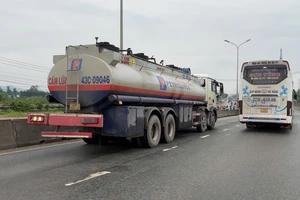 Vụ rút ruột xe dầu trên Quốc lộ 1: Đình chỉ công tác 2 tài xế xe bồn