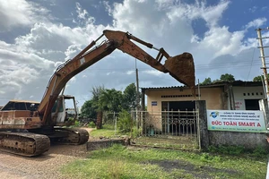 Cưỡng chế khu đất án ngữ giữa đường trong khu kinh tế Dung Quất