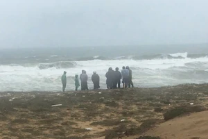 Quảng Ngãi: Sóng đánh chìm tàu cá, một người mất tích, một người tử vong