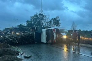 Xe tải chở gỗ lật ngang đường, quốc lộ 1 ách tắc kéo dài