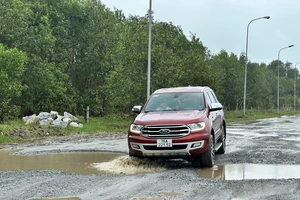 Đường huyết mạch trong Khu kinh tế Dung Quất 'nát như tương’
