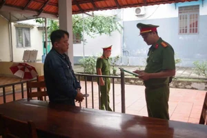 Bị bắt vì thuê cơ giới đến khai thác mỏ cát của người khác