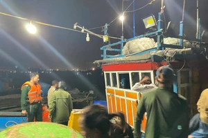 1 ngư dân bị lật thuyền thúng, ôm thùng xốp lênh đênh nhiều giờ trên biển