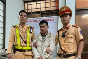 Kẻ tàng trữ ma túy mở cửa xe bỏ chạy, ô tô lao vào CSGT