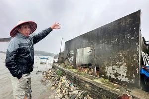 Sạt lở bờ biển kéo phăng cả chục mét đất, người dân sống thấp thỏm