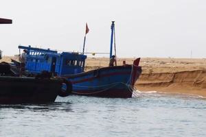 Sóng lớn dập vào tàu cá Quảng Ngãi, 1 người mất tích, 3 người bị thương