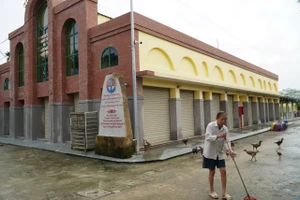 Quảng Ngãi: Chợ 12 tỷ xây xong rồi đóng cửa, tiểu thương phải dựng lều tạm để bán