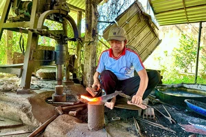 Về Quảng Ngãi thăm làng rèn hơn 300 năm tuổi